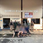 กาญจนบุรี – เจ้าหน้าที่ตำรวจ สภ.ทองผาภูมิ ร่วมกับเจ้าหน้าที่ทหารหน่วยเฉพาะกิจลาดหญ้า ตชด.135 ฝ่ายปกครอง จับกุมชาวจีน 4 คน ขณะหลบซ่อนตัวบริเวณชายป่าบ้านขนุน