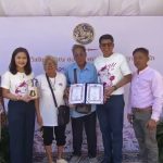 อ่างทอง ฮือฮาคุณตาวัย67ปีควงแขนคุณยายวัย76ปีจดทะเบียนสมรสวันวาเลนไทน์หน้าองค์หลวงพ่อใหญ่  วัดม่วง  หลังอยู่ด้วยกันมากว่า 40 ปี