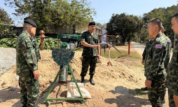 พิษณุโลก กองบัญชาการช่วยรบที่ 3 ตรวจเยี่ยม ชมการสาธิตการใช้เครื่องดูดทรายระบบน้ำมัน