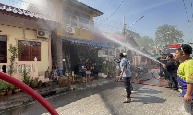 อ่างทอง ลูกชายวัย26ปี เผาบ้านวอด แม่วิ่งหนีออกมาด้วยความตกใจ