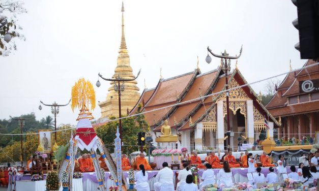 พุทธศาสนิกชนชาวจังหวัดน่านกว่า 3,000 คน ร่วมพิธีตักบาตรพระสงฆ์ 1,111 รูป