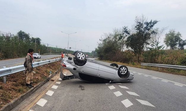 น่าน นักท่องเที่ยวไม่ชินเส้นทาง ขับรถแหกโค้งพลิกคว่ำ โชคดีไร้เจ็บ