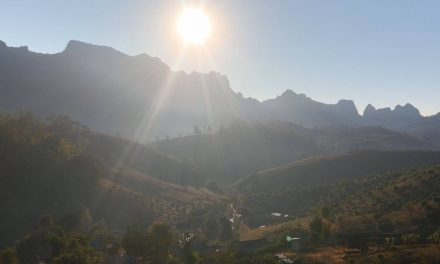 เชียงใหม่ หน่วยเฉพาะกิจไชยานุภาพ  นำจิตอาสา หมอเดินเท้า โรงพยาบาลส่งเสริมสุขภาพตำบลบ้านนาหวาย ขึ้นดอยข้ามลำน้ำ  จัดกิจกรรมช่วยเหลือ