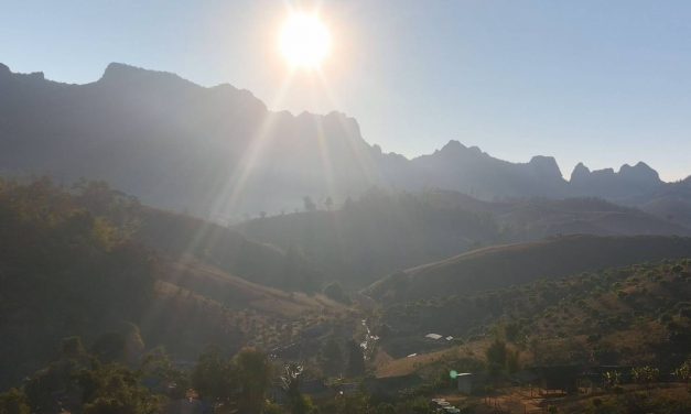 เชียงใหม่ หน่วยเฉพาะกิจไชยานุภาพ  นำจิตอาสา หมอเดินเท้า โรงพยาบาลส่งเสริมสุขภาพตำบลบ้านนาหวาย ขึ้นดอยข้ามลำน้ำ  จัดกิจกรรมช่วยเหลือ