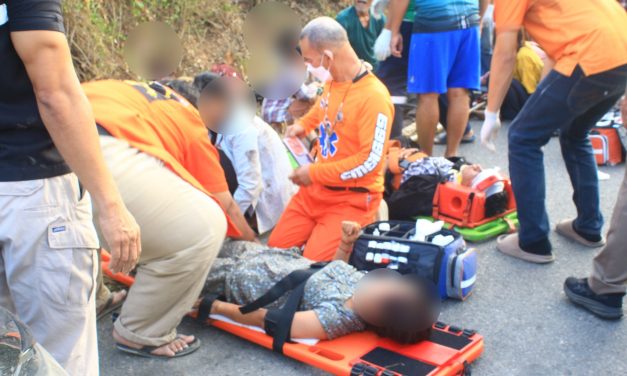 กาญจนบุรี ขบวนการขนแรงงานเถื่อน ซิ่งตีนผีหนีการจับกุม เสียหลักพลิกคว่ำ เจ็บเกลื่อนถนน เกือบ 60 คน มีกว่า 30 คนนอนร้องขอความช่วยเหลือ