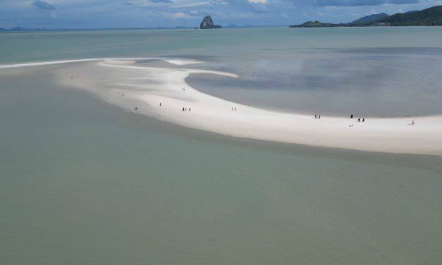 พังงา-เกาะยาวคึกคัก! นักท่องเที่ยวแห่เช็กอิน “แหลมหาด” มัลดีฟส์เมืองไทย ชายหาดรางวัลระดับโลก
