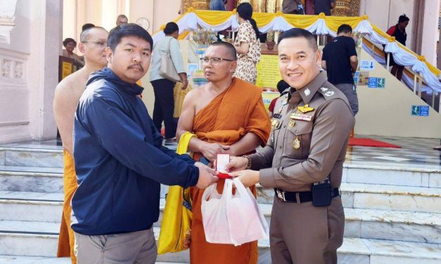 ผู้การนครปฐม ! พร้อมเจ้าหน้าตำรวจ สถานีตำรวจภูธรเมืองนครปฐม ได้ร่วมกันทำบุญถวายสังฆทานและถวายปัจจัย เพื่อ ทะนุบำรุง พระพุทธศาสนา