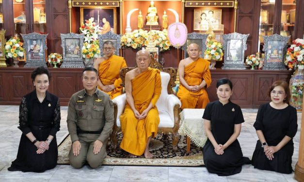 นครปฐม รัฐมนตรีว่าการกระทรวงพาณิชย์ สักการะและปิดทององค์พระร่วงโรจนฤทธิ์