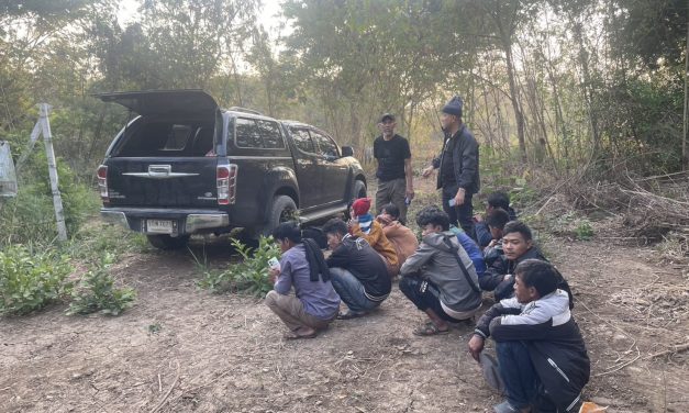 กาญจนบุรี ตำรวจทางหลวง สนธิกำลังทหารพล ร. 9 จับบุคคลต่างด้าวชาย-หญิงหลบหนีเข้าเมือง เบื้องต้นทราบจะไปทำงานบ่อกุ้งและประเทศเพื่อนบ้าน  