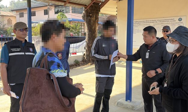 เลย ตร.ท่องเที่ยวบุกจับ “ทัวร์เถื่อน” คาด่านปากชม ครูเมืองเลยลอบขายแพ็กเกจเที่ยวลาว สารภาพผิด โทษจำคุก 2 ปี ปรับ 5 แสน