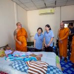 นครปฐม หลวงพี่น้ำฝน มอบเตียงแห่งความรัก ให้พระยอดกตัญญู ชาวบ้านสาธุ ปฏิบัติกิจไม่บกพร่อง ดูแลโยมแม่ติดเตียงไม่เคยห่าง