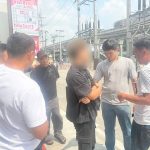 นนทบุรี รวบหัวโจกคุมทีมเฝ้าถอนเงิน 1.5 แสน เจ้าของบัญชีม้า ก่อนส่งต่อ สุดท้ายไม่รอด แจ้งข้อหาหนัก