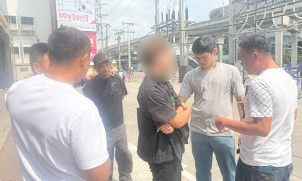 นนทบุรี รวบหัวโจกคุมทีมเฝ้าถอนเงิน 1.5 แสน เจ้าของบัญชีม้า ก่อนส่งต่อ สุดท้ายไม่รอด แจ้งข้อหาหนัก