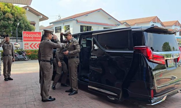 นนทบุรี ผบช.ภ.1 รุดเยี่ยมชายวัย 55 ปี ถูก “เสือ ดุสิต” รุมตืบอาการโคม่า แพทย์เผยต้องดูแลอย่างใกล้ชิด