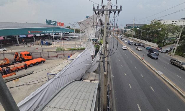 นนทบุรี ฝนกระหน่ำพายุซัดเต็นท์การไฟฟ้าปลิวพาดสายไฟ เจ้าหน้าที่เร่งกั้นพื้นที่ป้องกันอันตราย