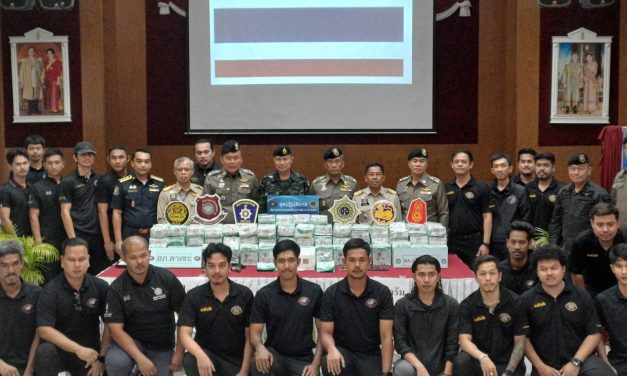 ยะลา แม่ทัพภาค 4- ผบช.ภ.9  นำแถลง รวบเครือข่ายค้ายา 3 จชต. ยึดไอซ์ 400 กิโลฯมูลค่ากว่า 72 ล้านบาท เตรียมส่งออกประเทศเพื่อนบ้าน