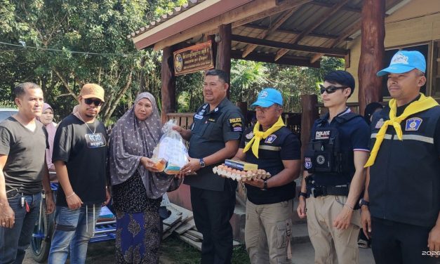 ยะลา – เติมกำลังใจถึงบ้าน ผกก.สภ.รามัน–เฮียมาร์ค ลงพื้นที่เยียวยาผู้ป่วยติดเตียง–กลุ่มเปราะบาง-ผู้ยากไร้ ในพื้นที่ ต.อาซ่อง อ.รามัน จ.ยะลา