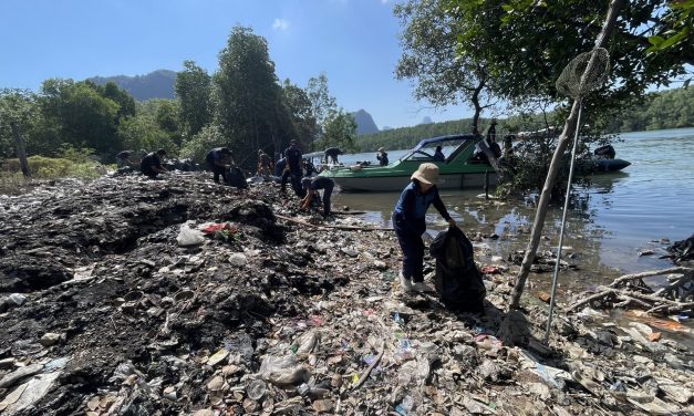 พังงา-หวั่นมลพิษลงทะเล  อุทยานฯ อ่าวพังงา จับมือ สบทช.6 ลุยเก็บขยะตกค้างในจุดกำจัดขยะเกาะปันหยีกว่า1.2ตัน