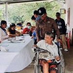 ปากช่อง ผู้สูงอายุเดินไม่ได้แต่มีใจเป็นประชาธิปไตยตำรวจช่วยได้เข็นรถให้ลุงเข้าคูหาเลือกตั้งสส