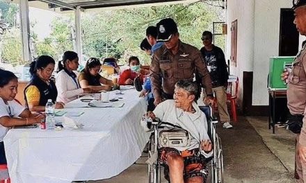 ปากช่อง ผู้สูงอายุเดินไม่ได้แต่มีใจเป็นประชาธิปไตยตำรวจช่วยได้เข็นรถให้ลุงเข้าคูหาเลือกตั้งสส