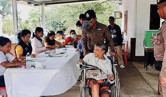 ปากช่อง ผู้สูงอายุเดินไม่ได้แต่มีใจเป็นประชาธิปไตยตำรวจช่วยได้เข็นรถให้ลุงเข้าคูหาเลือกตั้งสส
