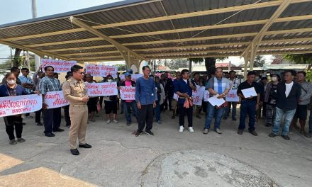 เกษตรกร จ.อุตรดิตถ์ รวมตัวกันยื่นข้อเรียกร้อง ผ่านนายอำเภอพิชัย ถึงนายกรัฐมนตรี เพื่อเรียกร้องขอให้รัฐบาลเร่งแก้ปัญหาน้ำมัน และราคาข้าวตกต่ำ