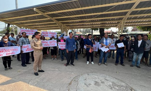 เกษตรกร จ.อุตรดิตถ์ รวมตัวกันยื่นข้อเรียกร้อง ผ่านนายอำเภอพิชัย ถึงนายกรัฐมนตรี เพื่อเรียกร้องขอให้รัฐบาลเร่งแก้ปัญหาน้ำมัน และราคาข้าวตกต่ำ