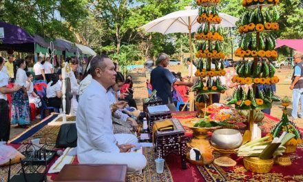 อ่างทอง บ้านลาวสืบสานประเพณีกำฟ้าบุญเดือนสามเผาข้าวหลามปิ้งข้าวจี่ถวายบัตรพลีเทวดา  ที่วัดศุขเกษมธรรมิการาม 