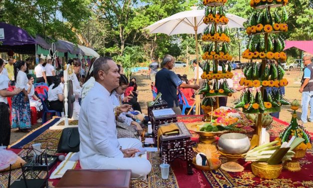 อ่างทอง บ้านลาวสืบสานประเพณีกำฟ้าบุญเดือนสามเผาข้าวหลามปิ้งข้าวจี่ถวายบัตรพลีเทวดา  ที่วัดศุขเกษมธรรมิการาม 