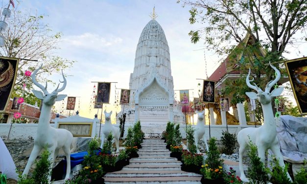 กาญจนบุรี – สืบสานประเพณี ชาวบ้านดอนแสลบหาบสิ่งของขึ้นกราบไหว้ยอดเขารักษ์มีพระปรางค์เก่าอายุกว่า 200 ปี