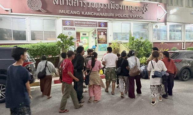 กาญจนบุรี  กระบะขนเมียนมา ซิ่งย้อนศรหนี ตร.ทางหลวง ไล่ล่า 20 กม.มีกระบะอีกคันพยายามขับขวาง