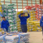 สกลนคร ตรวจสต็อกปุ๋ย พร้อมกำชับห้ามกักตุน ย้ำเกษตรกรระวังกลุ่มรถเร่หลอกขายปุ๋ยปลอม