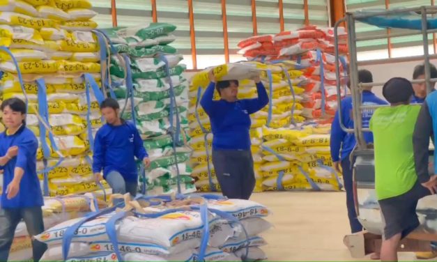 สกลนคร ตรวจสต็อกปุ๋ย พร้อมกำชับห้ามกักตุน ย้ำเกษตรกรระวังกลุ่มรถเร่หลอกขายปุ๋ยปลอม