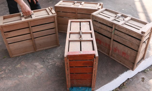 หนองคาย ปกครองเมืองหนองคาย บุกทลายบ่อนไก่ชน สนามซ้อมคัดไก่ชน ศ.คำกอง  รวบนักพนัน 18 ราย ไม่มีใครแสดงตัวเป็นเจ้าของ