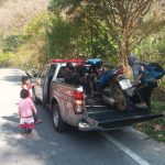 ร.ต.อ.พงศพล แพร่พุทธิพันธุ์” รอง สวป.สภ.พระธาตุช่อแฮ นำรถยนต์โล่ 201 ช่วยเหลือ ปชช.จยย.เสียกลางป่า