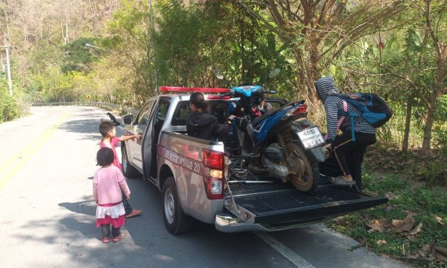 ร.ต.อ.พงศพล แพร่พุทธิพันธุ์” รอง สวป.สภ.พระธาตุช่อแฮ นำรถยนต์โล่ 201 ช่วยเหลือ ปชช.จยย.เสียกลางป่า