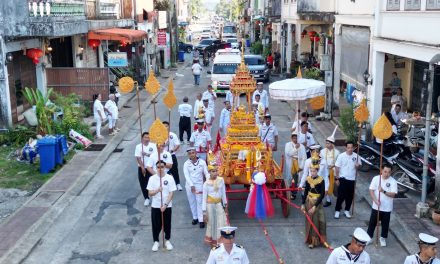 พังงา – ยิ่งใหญ่สวยงาม..อัญเชิญพระศรีบรมธาตุด้วยราชรถแห่รอบเมืองตะกั่วป่า “