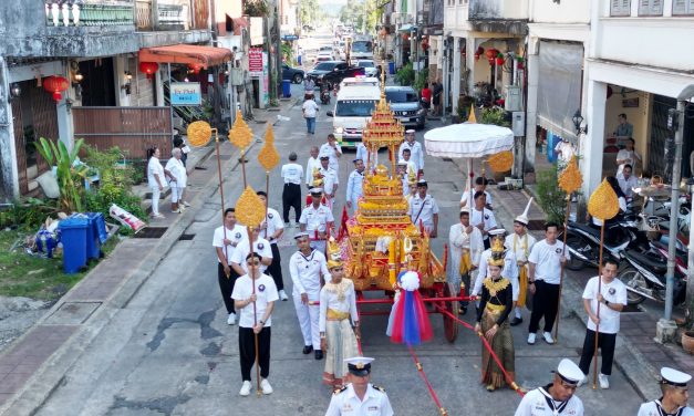 พังงา – ยิ่งใหญ่สวยงาม..อัญเชิญพระศรีบรมธาตุด้วยราชรถแห่รอบเมืองตะกั่วป่า “