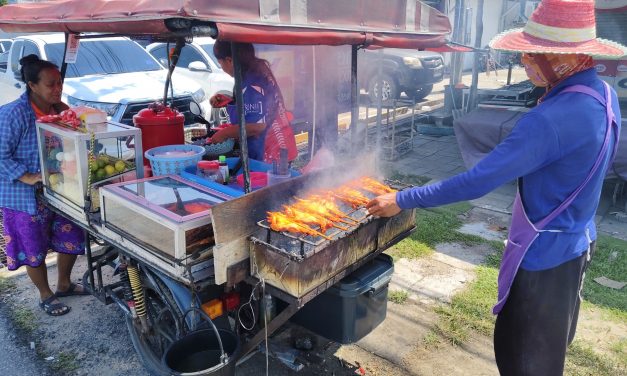 พังงา -เสียงบ่นครวญหน้าครกมะนาวแพง น้ำมันพุ่ง พ่นพิษใส่แม่ค้าส้มตำพ่วงข้าง ต้นทุนพุ่ง-กำไรหด แต่กัดฟันตรึงราคาหวังรักษาลูกค้าแต่ต้องแบกรับขายราคาเดิม