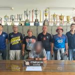 พังงา-ชุดสืบสวนสภ.ตะกั่วทุ่งร่วมกับผู้ใหญ่บ้าน บุกจับผู้ต้องหาตามหมายจับคดียาเสพติด พร้อมรวบหญิงสาวในบ้านเดียวกัน พบยาบ้าและเล่นพนันออนไลน์