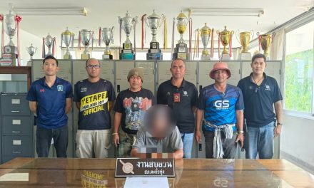 พังงา-ชุดสืบสวนสภ.ตะกั่วทุ่งร่วมกับผู้ใหญ่บ้าน บุกจับผู้ต้องหาตามหมายจับคดียาเสพติด พร้อมรวบหญิงสาวในบ้านเดียวกัน พบยาบ้าและเล่นพนันออนไลน์