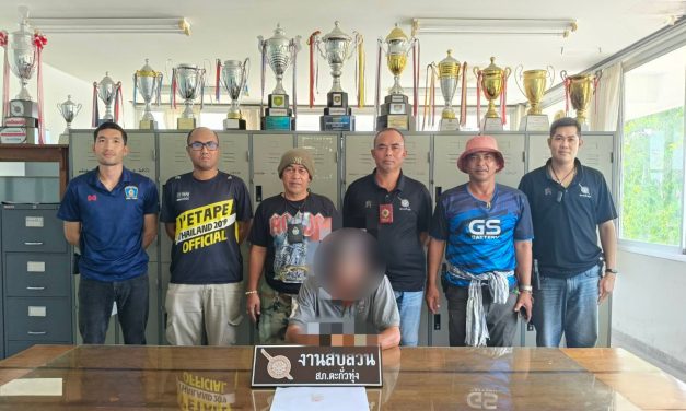 พังงา-ชุดสืบสวนสภ.ตะกั่วทุ่งร่วมกับผู้ใหญ่บ้าน บุกจับผู้ต้องหาตามหมายจับคดียาเสพติด พร้อมรวบหญิงสาวในบ้านเดียวกัน พบยาบ้าและเล่นพนันออนไลน์