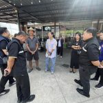 อ่างทอง ปั๊มน้ำมันรอน้ำมันจากคลังมาลงเพื่อให้บริการประชาชน  ด้านผู้ว่าอ่างทอง  ลงพื้นที่สอบถามข้อมูลชาวบ้าน และผู้ให้บริการ  เพื่อรวบรวมเสนอไปยังส่วนกลาง