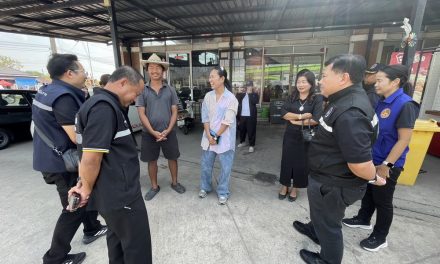 อ่างทอง ปั๊มน้ำมันรอน้ำมันจากคลังมาลงเพื่อให้บริการประชาชน  ด้านผู้ว่าอ่างทอง  ลงพื้นที่สอบถามข้อมูลชาวบ้าน และผู้ให้บริการ  เพื่อรวบรวมเสนอไปยังส่วนกลาง