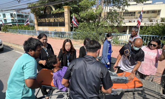 อ่างทอง คนดีที่น่าชื่นชมผู้อำนวยการโรงพยาบาลอ่างทองพร้อมทีมผู้บริหารช่วยผู้ป่วยชักเกร็งกลางถนนหน้าโรงพยาบาลรีบเข้าปฐมพยาบาลเบื้องต้น  พร้อมประสาน 1669 นำส่งรักษา