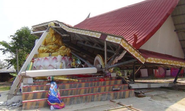 มุกดาหาร พายุฤดูร้อนพัดถล่ม บ้านเรือนราษฎรพังเสียหาย กว่า 20 หลังคาเรือน