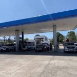 พังงา ชาวตะกั่วป่าวุ่น แห่เข้าคิวเติมน้ำมันรถทะลักกว่า ครึ่งกิโลเมตร หลังนายกฯ แจงน้ำมันสำรอง 60 วัน