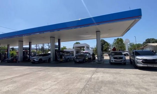 พังงา ชาวตะกั่วป่าวุ่น แห่เข้าคิวเติมน้ำมันรถทะลักกว่า ครึ่งกิโลเมตร หลังนายกฯ แจงน้ำมันสำรอง 60 วัน