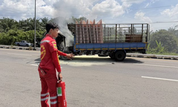 พังงา-ระทึก ไฟไหม้รถบรรทุก 6 ล้อกลางถนนเพชรเกษม อำเภอทับปุด คาดเครื่องยนต์ขัดข้อง
