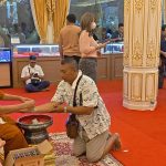 นครนายก นักท่องเที่ยวเนืองแน่น แห่ชมถ้ำพญานาคพร้อม ให้หลวงพี่ต่อผูกมือเอาฤกษ์เอาชัยในวันพระใหญ่เสริมศิริมงคล